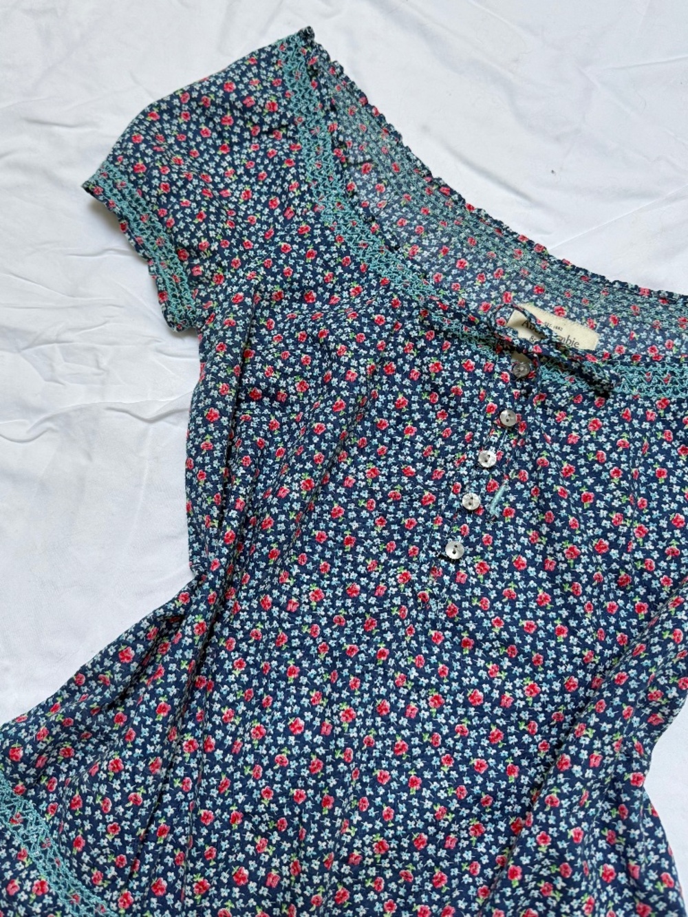 Tumblr-era Abercombie & Fitch floral henley smocked boho coquette blouse